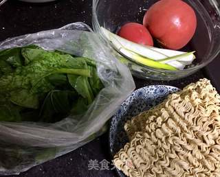 蕃茄蛋花菜心面的做法步骤：1