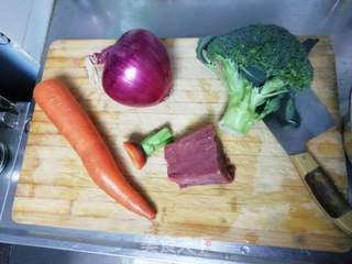 小猪佩奇黑胡椒汁牛肉意大利面的做法步骤:2