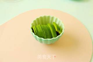 牛油果吐司披萨的做法步骤:2