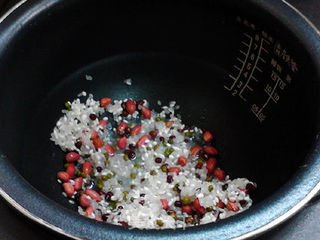 酸甜甘润的陈皮梅花生粥的做法步骤:3