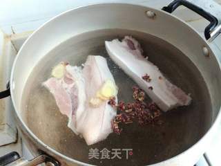 五花肉炖白菜粉条的做法步骤:2