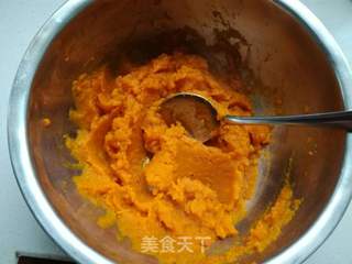 南瓜果仁面包的做法步骤:2