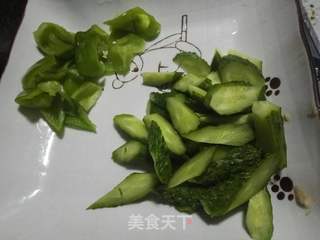 青椒黄瓜炒梭子蟹的做法步骤:3
