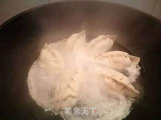 三鲜荠菜煎包的做法步骤:12