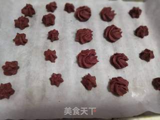 红丝绒曲奇饼干的做法步骤:8