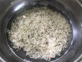 泡面虾皮蛋羹 的做法步骤:2