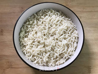 泡面虾皮蛋羹 的做法步骤:3