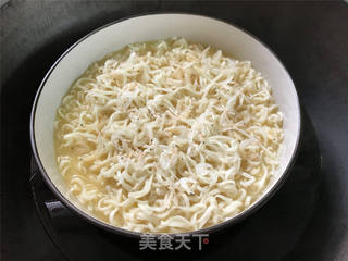 泡面虾皮蛋羹 的做法步骤:6