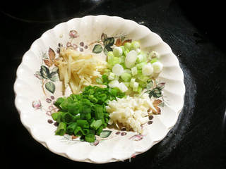 铸铁锅牛肉焗饭的做法步骤:2