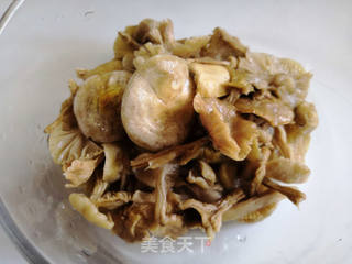 暖身黄蘑鸡汤的做法步骤:2