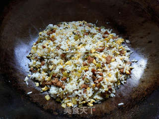 酸菜肉丁蛋炒饭的做法步骤:7