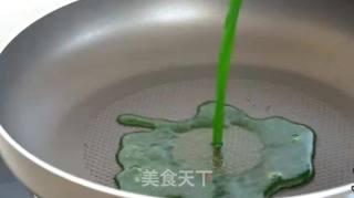 家中自制正宗黄瓜鸡蛋灌饼,瓜香面软,五分钟快捷营养早餐!的做法步骤:2