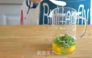 家中自制正宗黄瓜鸡蛋灌饼,瓜香面软,五分钟快捷营养早餐!的做法步骤:6