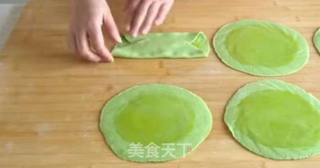 家中自制正宗黄瓜鸡蛋灌饼,瓜香面软,五分钟快捷营养早餐!的做法步骤:9