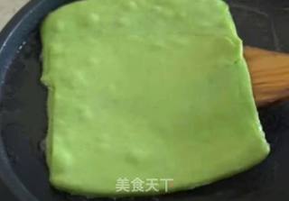 家中自制正宗黄瓜鸡蛋灌饼,瓜香面软,五分钟快捷营养早餐!的做法步骤:13