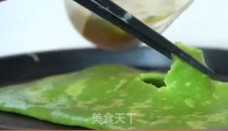 家中自制正宗黄瓜鸡蛋灌饼,瓜香面软,五分钟快捷营养早餐!的做法步骤:14
