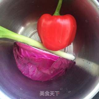 甘蓝甜椒拌木耳的做法步骤：1