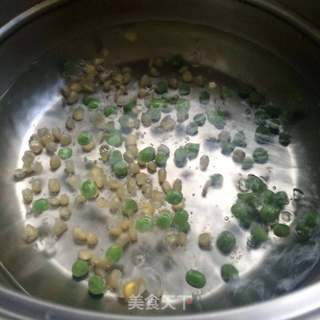 红肠什锦炒饭的做法步骤:2