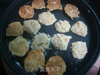 剩面条大变身一一煎饼的做法步骤:7