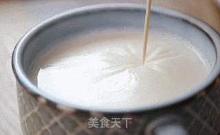 在吗?来一碗甜润可口的双皮奶?的做法步骤:4