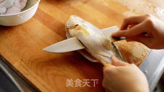 鱼肉做面条 极鲜雪菜黄鱼面的做法步骤:2