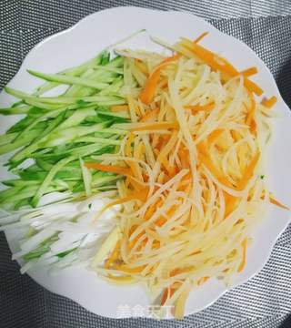 土豆丝黄瓜卷薄饼的做法步骤：2