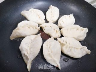 猪肉茼蒿馅水煎饺的做法步骤:7