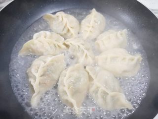 猪肉茼蒿馅水煎饺的做法步骤:8