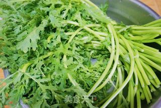 猪肉茼蒿馅水煎饺的做法步骤:3