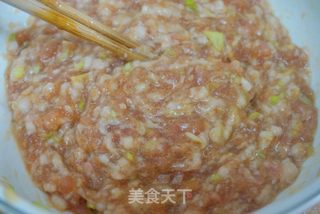 猪肉茼蒿馅水煎饺的做法步骤:2