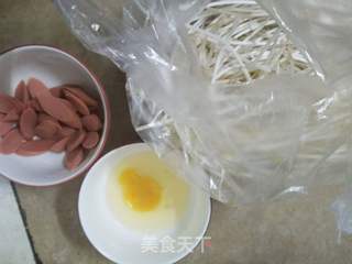 火腿肠鸡蛋面的做法步骤:2