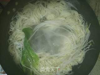 火腿肠鸡蛋面的做法步骤:3