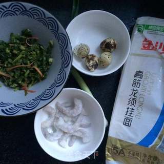 雪菜虾仁龙须面的做法步骤：1