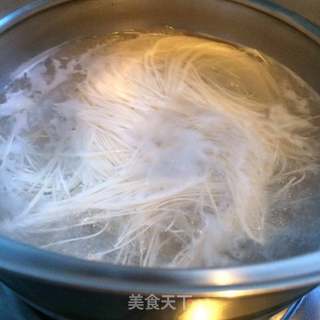 雪菜虾仁龙须面的做法步骤:3