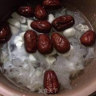 红枣银耳炖荸荠的做法步骤:4
