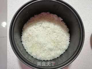 炒饭新吃法,几个香菇、一把干贝,一碗米饭,搅拌几下,口水直流!的做法步骤:4