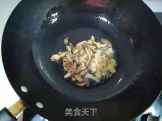 炒饭新吃法,几个香菇、一把干贝,一碗米饭,搅拌几下,口水直流!的做法步骤:5