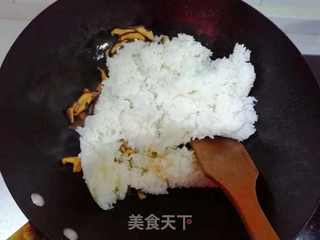 炒饭新吃法,几个香菇、一把干贝,一碗米饭,搅拌几下,口水直流!的做法步骤:6