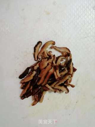 炒饭新吃法,几个香菇、一把干贝,一碗米饭,搅拌几下,口水直流!的做法步骤:2