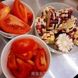 番茄玉米排骨汤的做法步骤:2