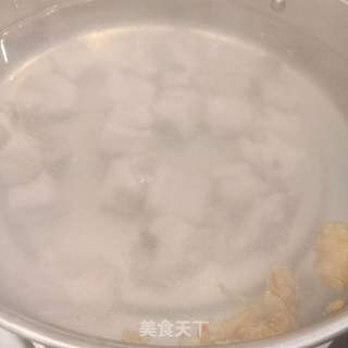 番茄玉米排骨汤的做法步骤:3