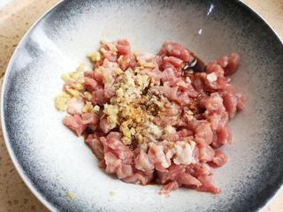 白菜猪肉水饺的做法步骤:3