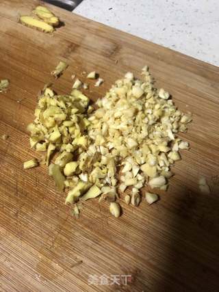 蒜香酱烧皮皮虾的做法步骤:2
