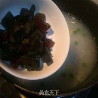 皮蛋虾仁粥的做法步骤:7