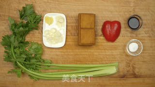 芹菜炒香干的做法步骤：1