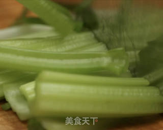 芹菜炒香干的做法步骤:2