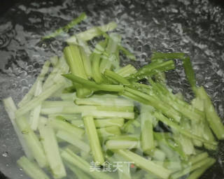 芹菜炒香干的做法步骤：5