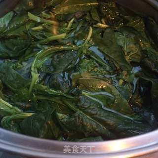 油泼绿毛毛虫面的做法步骤:2