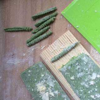 油泼绿毛毛虫面的做法步骤:9