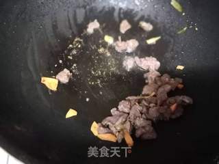 牛肉炒杏鲍菇的做法步骤：2